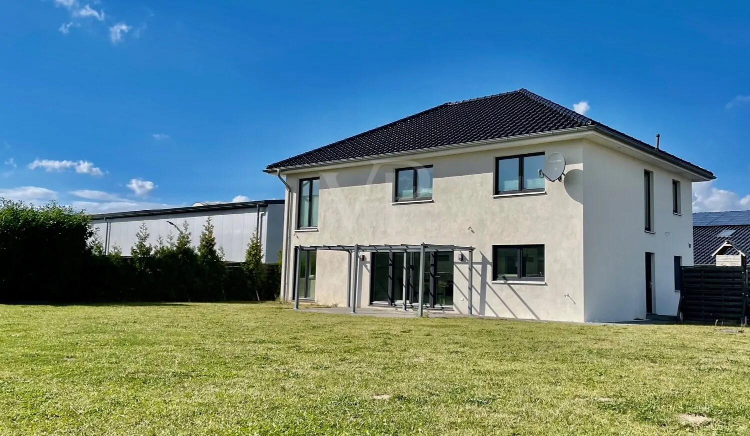 Neuwertiges Haus mit teilgewerblicher  Nutzung!