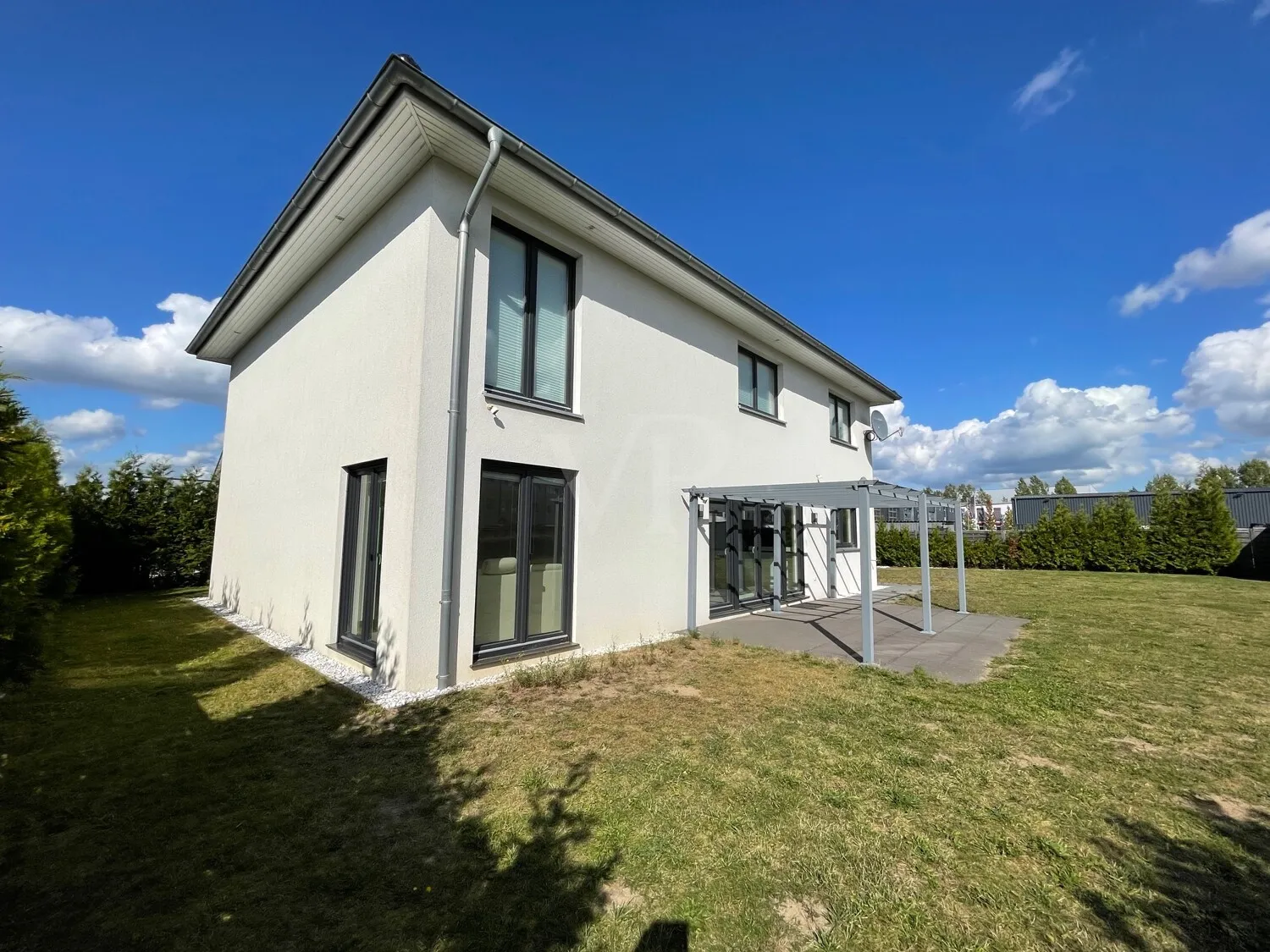 Brand new house with partial commercial use!