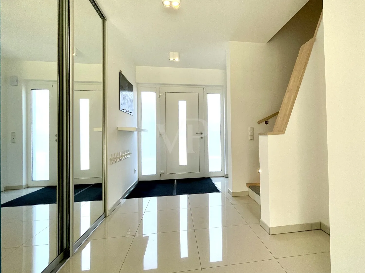 Brand new house with partial commercial use!