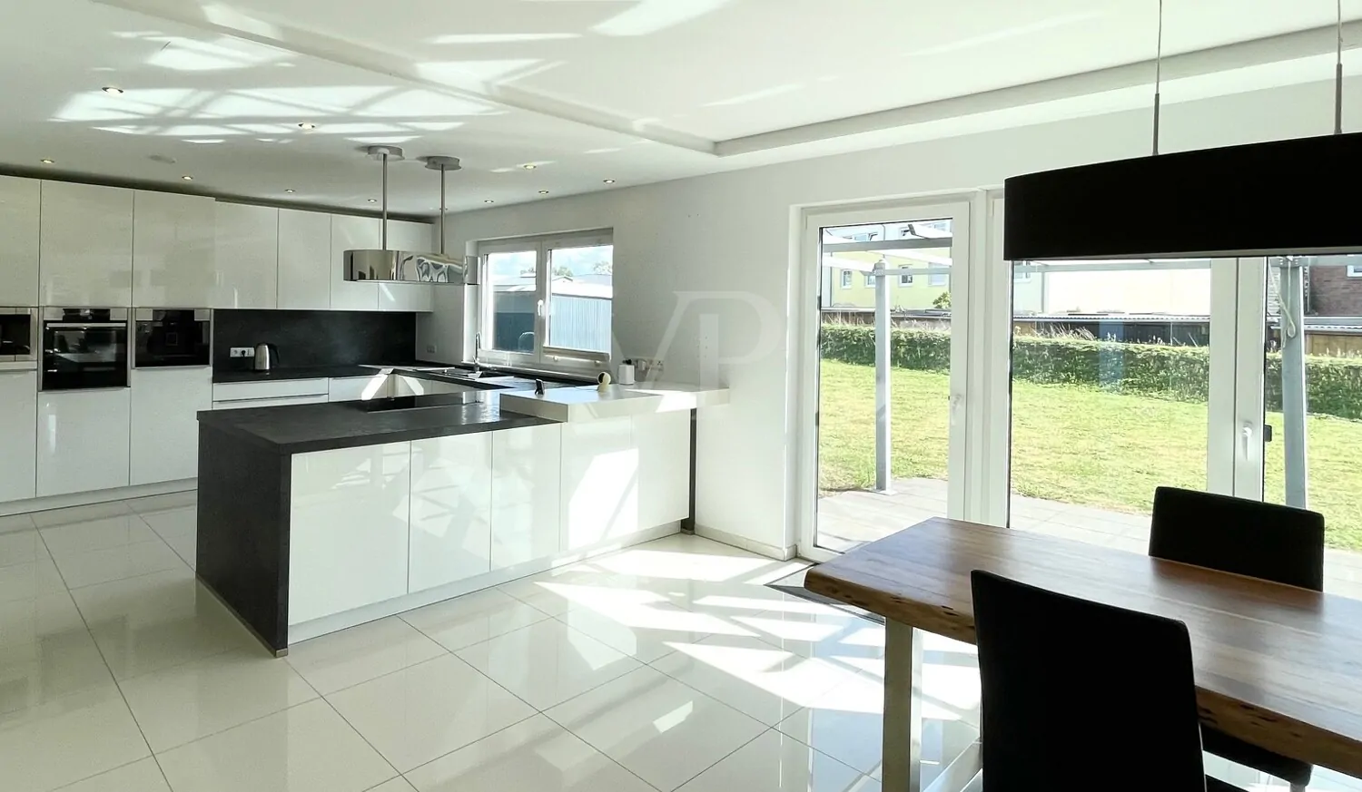 Neuwertiges Haus mit teilgewerblicher  Nutzung!