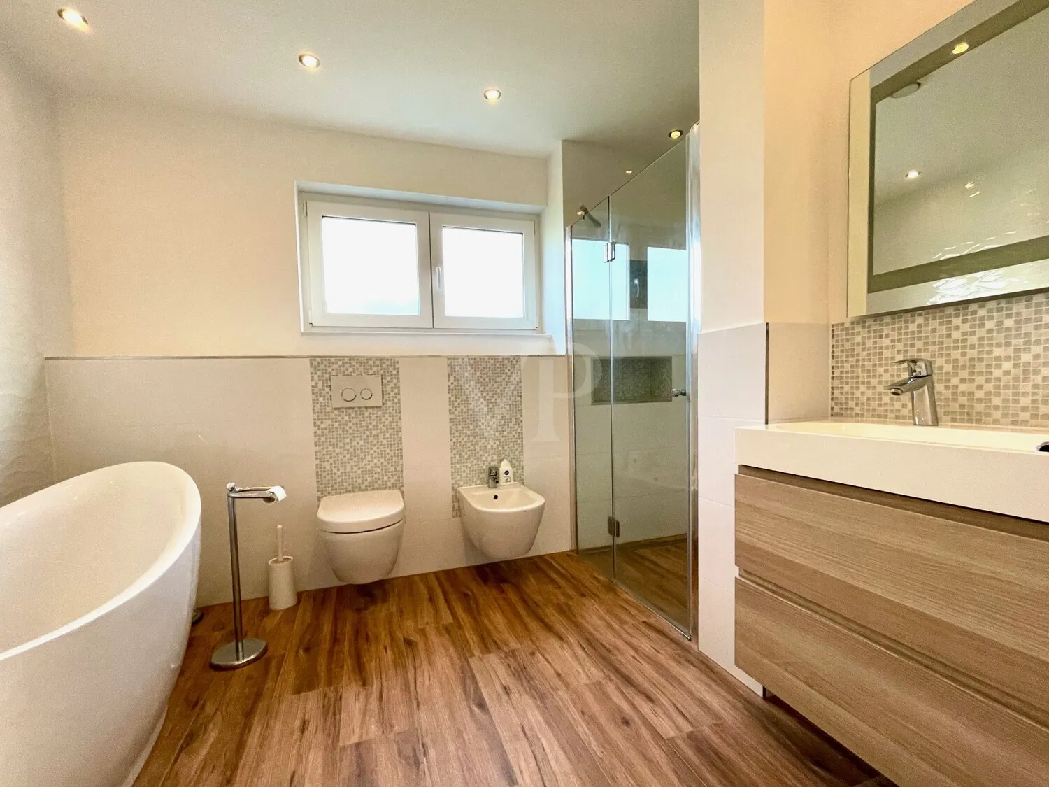 Brand new house with partial commercial use!