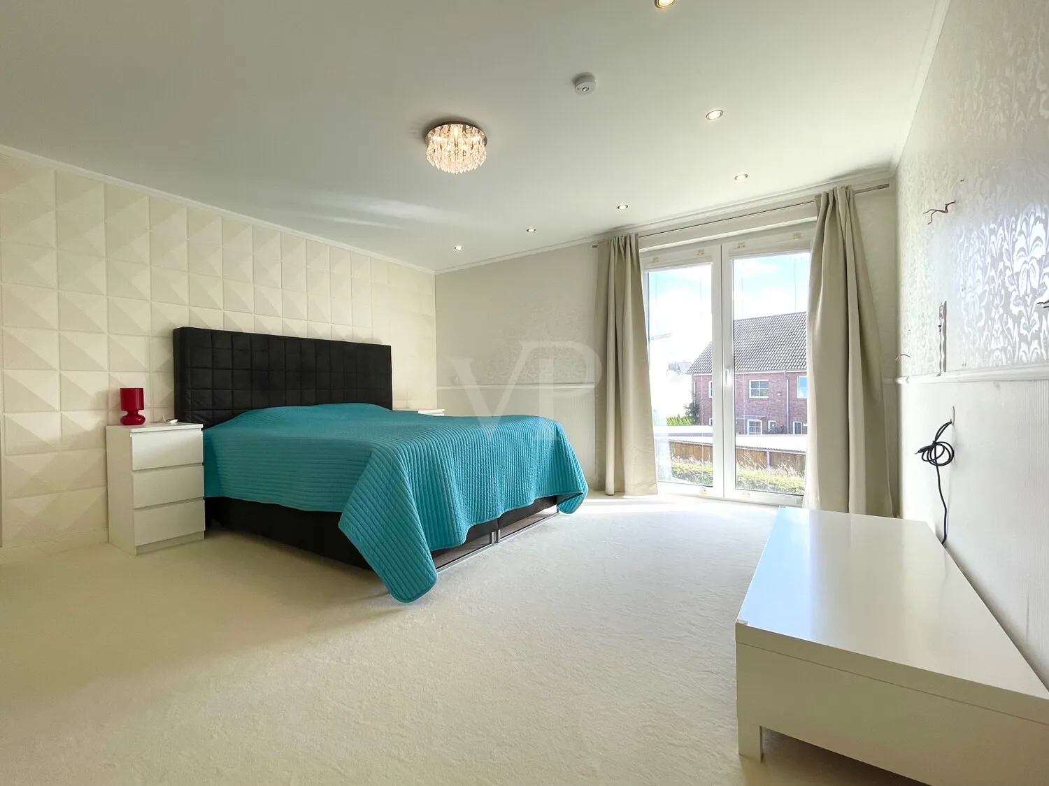 Brand new house with partial commercial use!