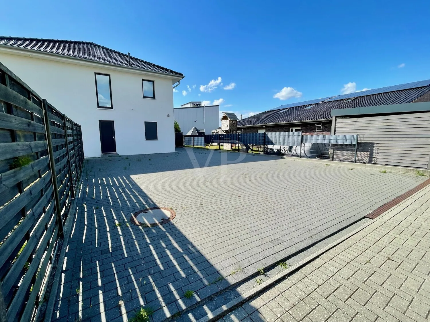 Brand new house with partial commercial use!