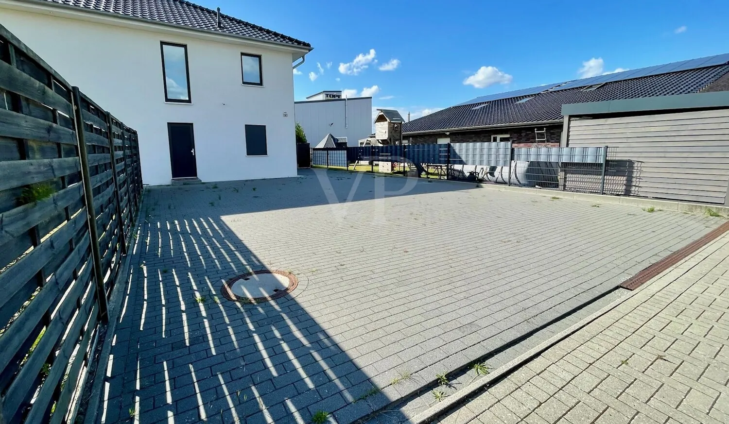 Neuwertiges Haus mit teilgewerblicher  Nutzung!