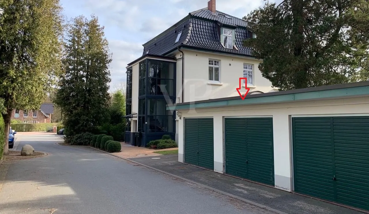 Zufahrt/ mittlere Garage und Treppenhaus