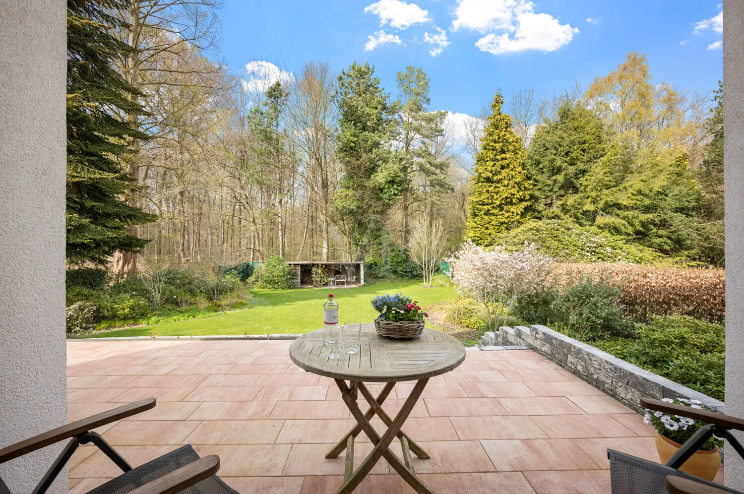 Terrasse mit Blick zum Wald