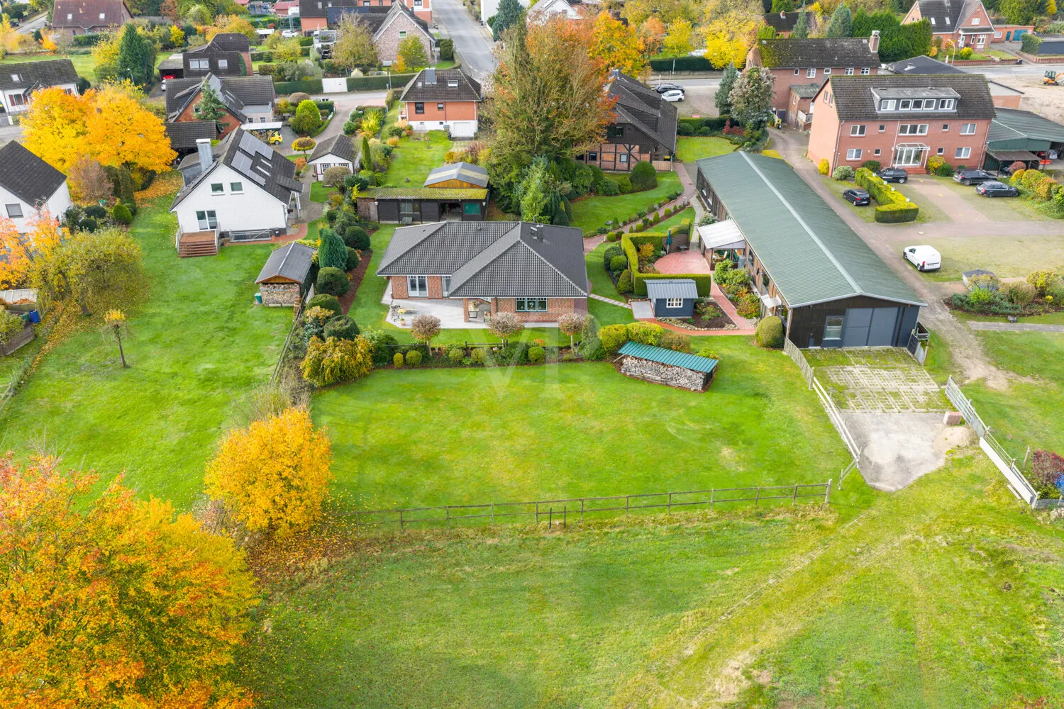 Einzigartige Kombination: Hochwertiger Bungalow mit großzügiger 400 m² Halle!