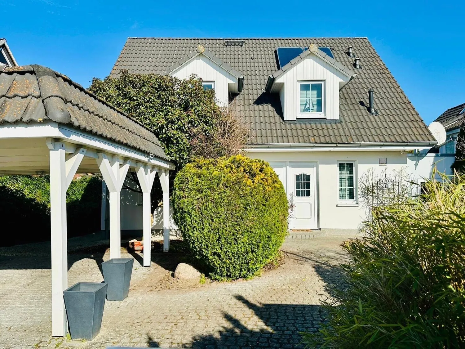 Vorderseite mit Carport