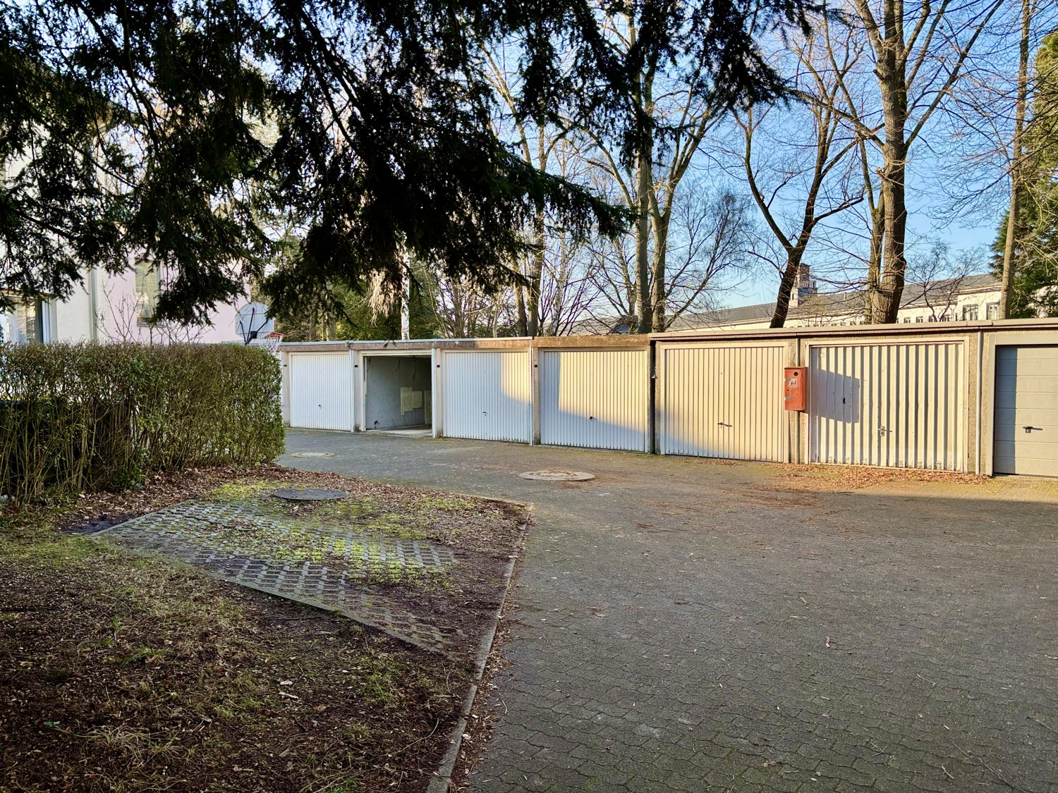 Garage und 2 Stellplätze