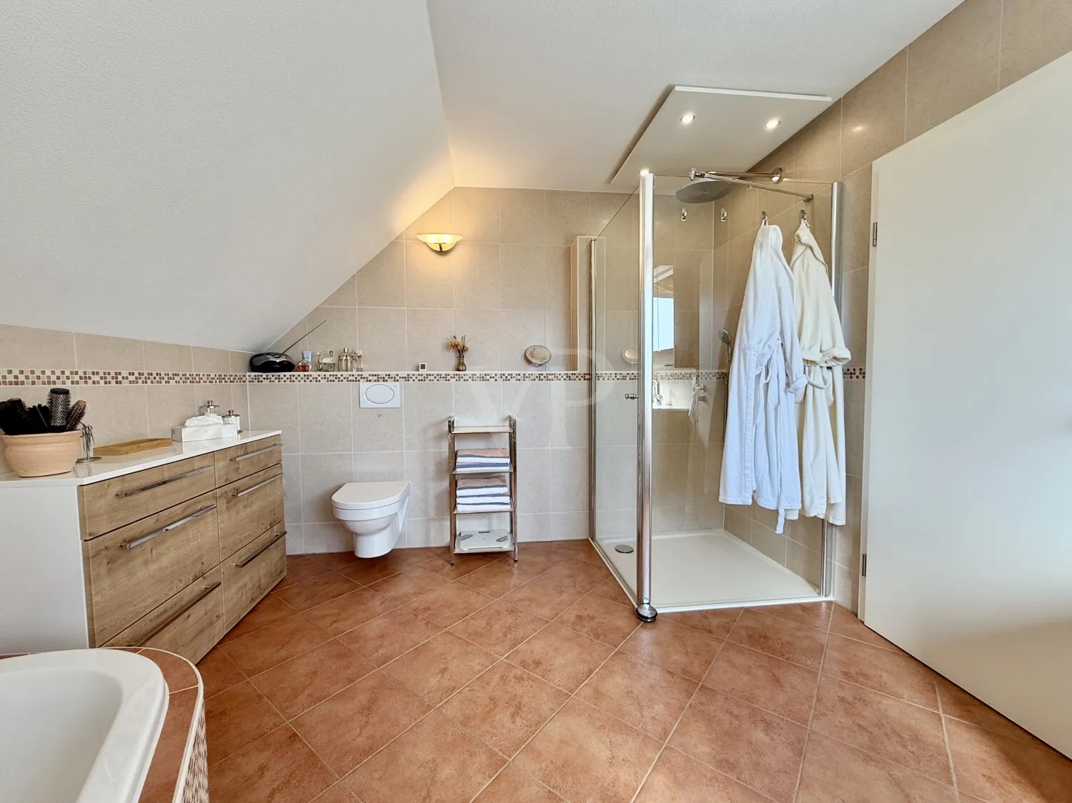Badezimmer mit Wanne und Dusche