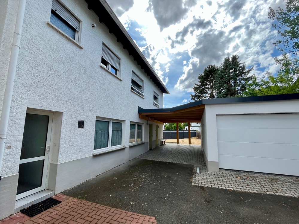 Hof mit Garage und Carport