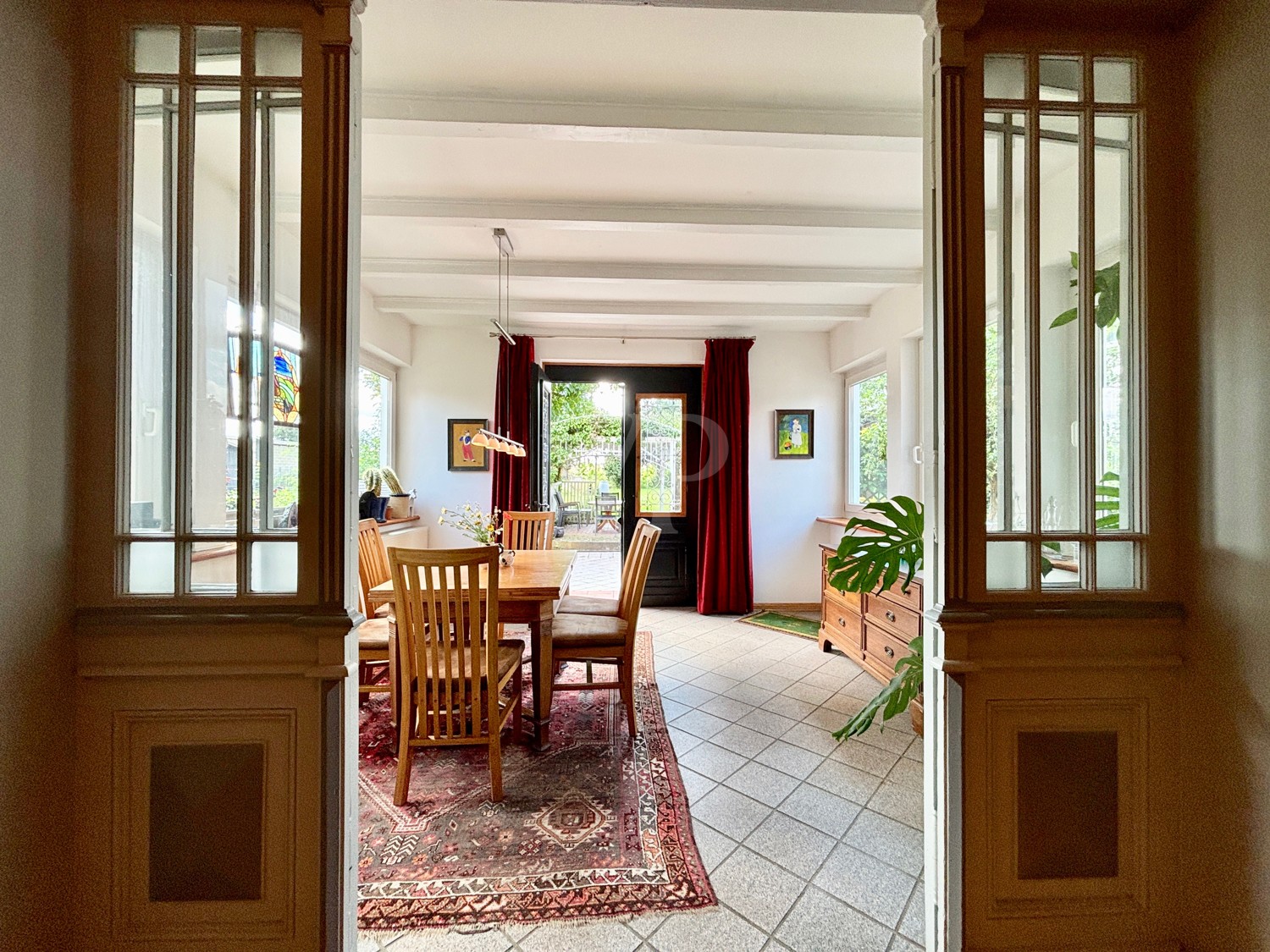 Windfang als Esszimmer mit Blick in den Garten