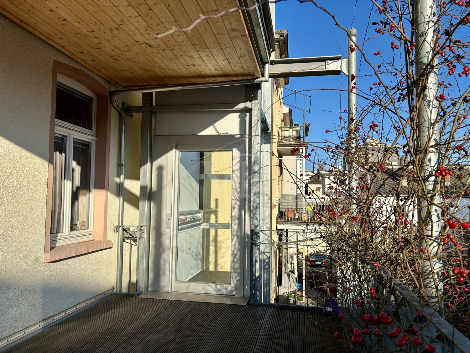 Balkon und Aufzug