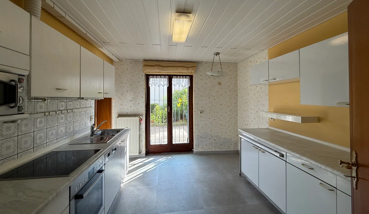 Küche  mit Zugang zum Garten