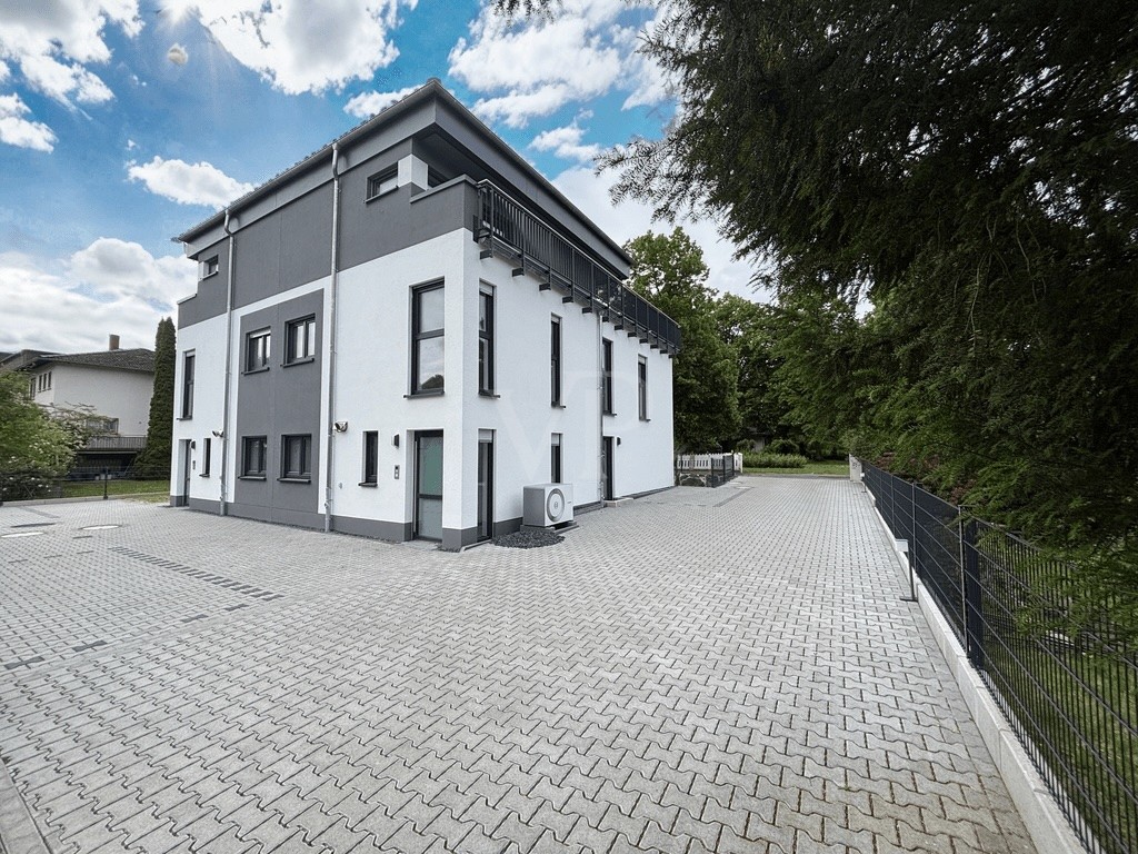 Zufahrt und Stellplätze