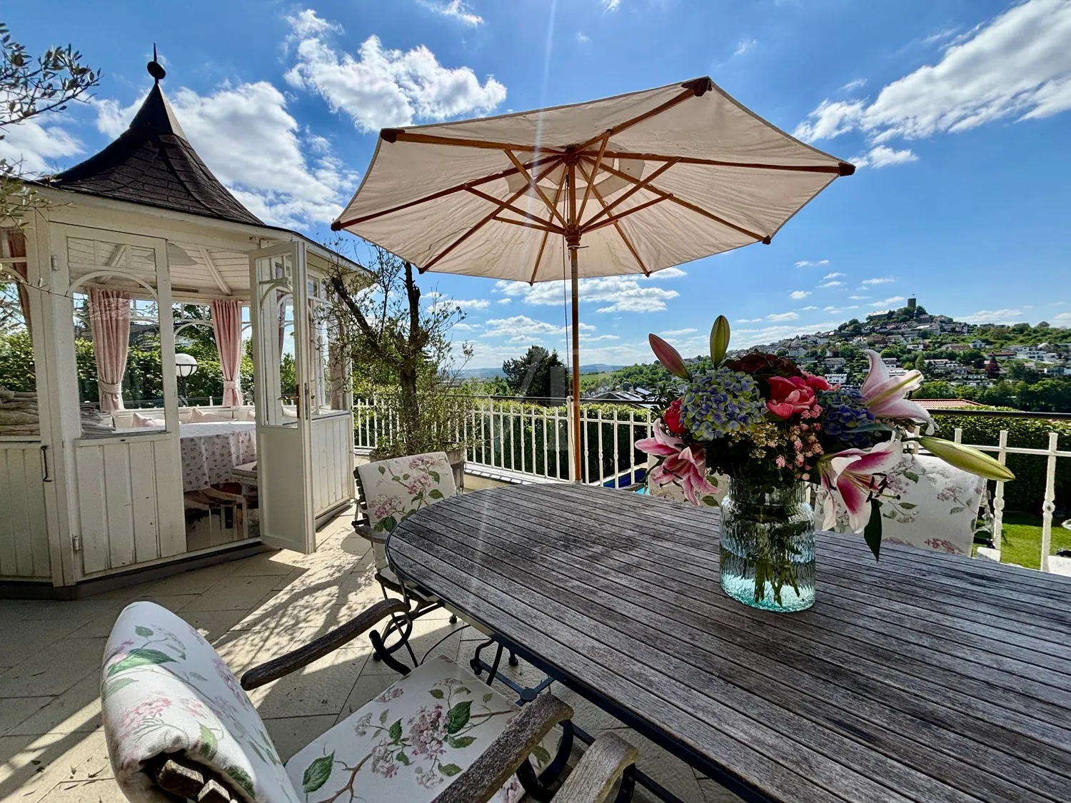 Terrasse und Teehaus