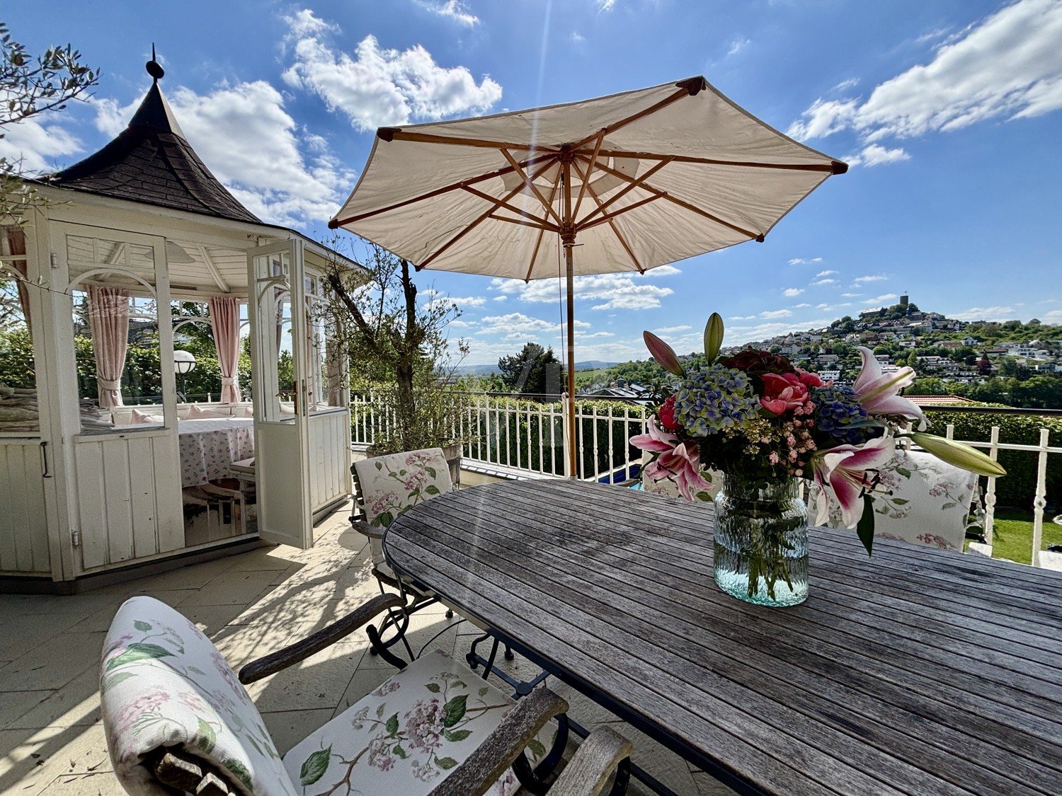 Terrasse und Teehaus