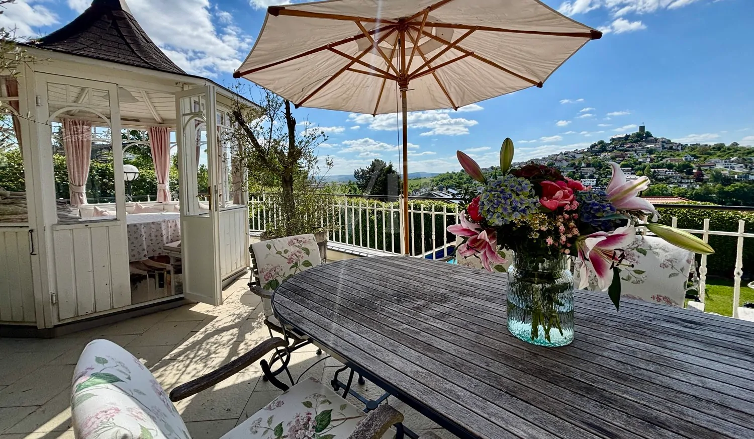 Terrasse und Teehaus