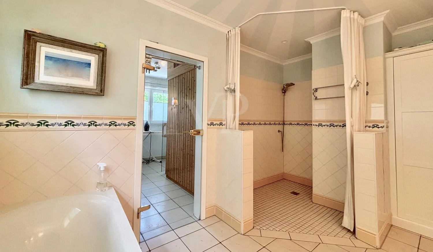 Teil des Masterbad mit Zugang zum Saunabereich