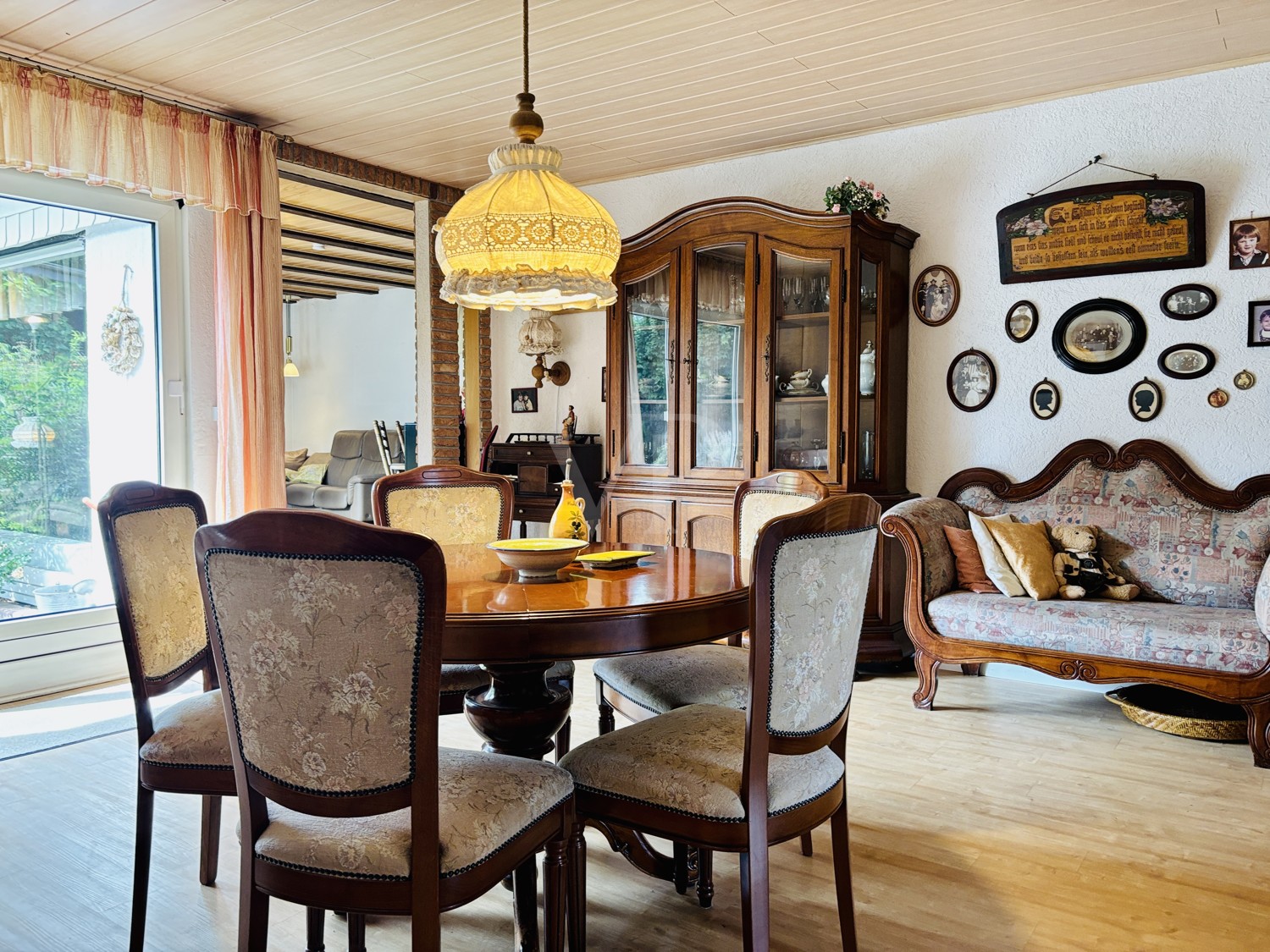 Esszimmer mit angrenzendem großen Wohnbereich