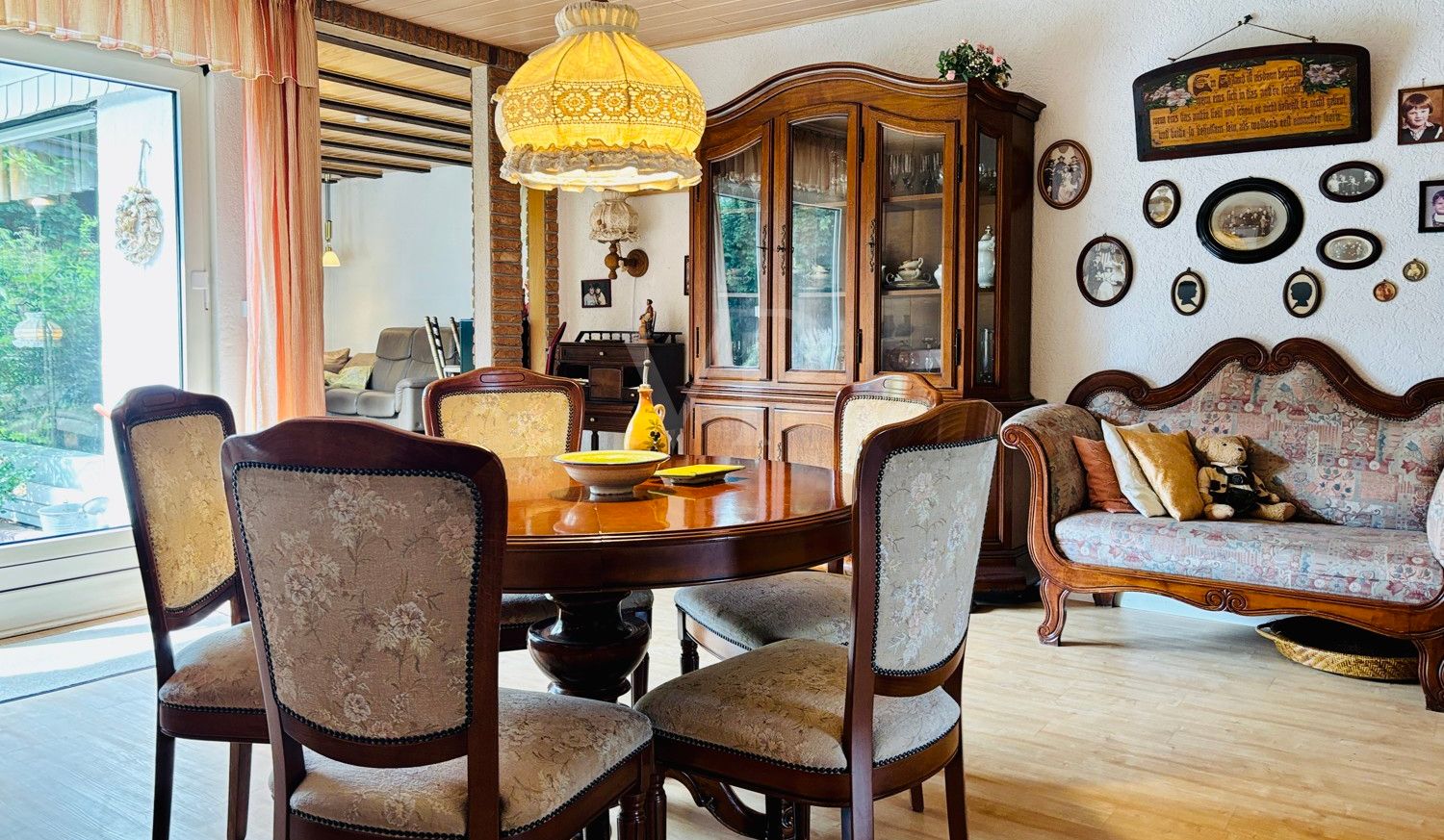 Esszimmer mit angrenzendem großen Wohnbereich