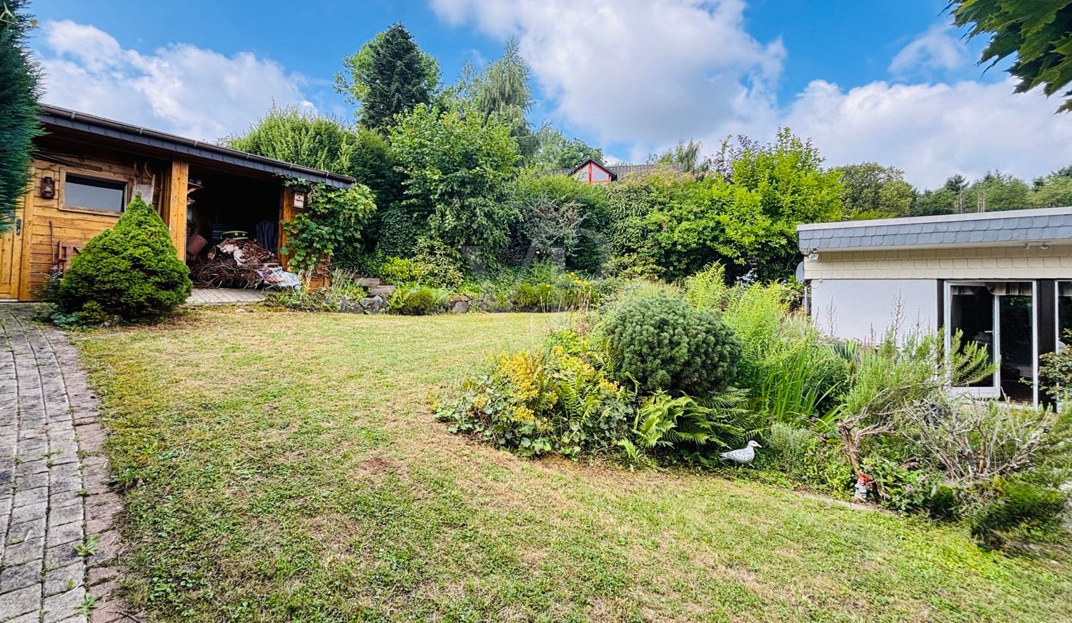 Gartenbereich mit Gartenhütte