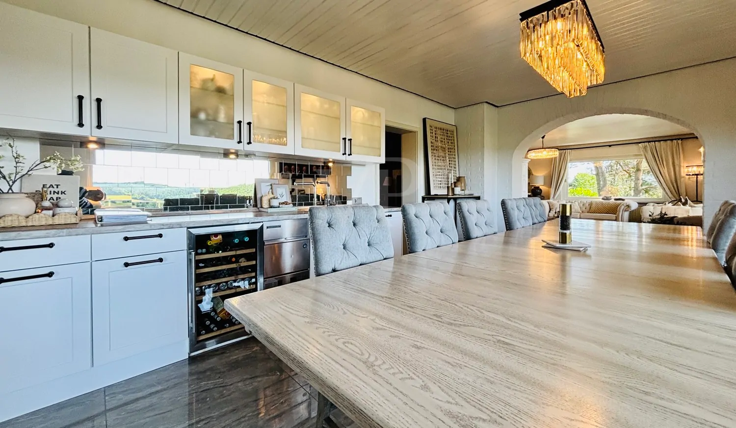 Essbereich mit Anrichteküche