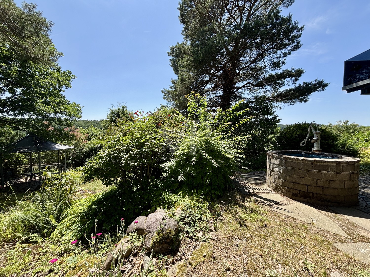 Garten mit Brunnen