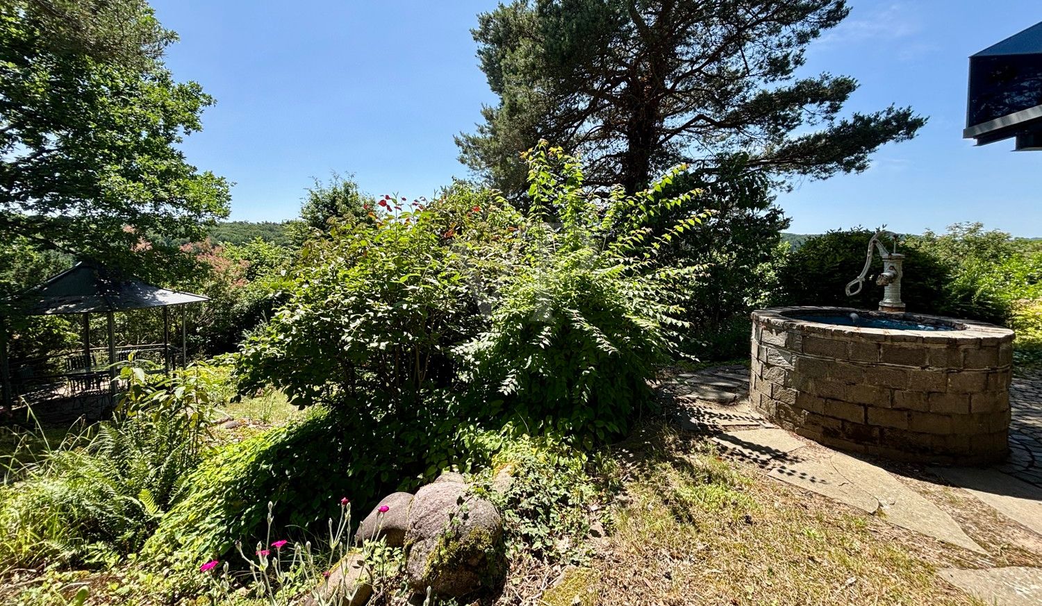 Garten mit Brunnen