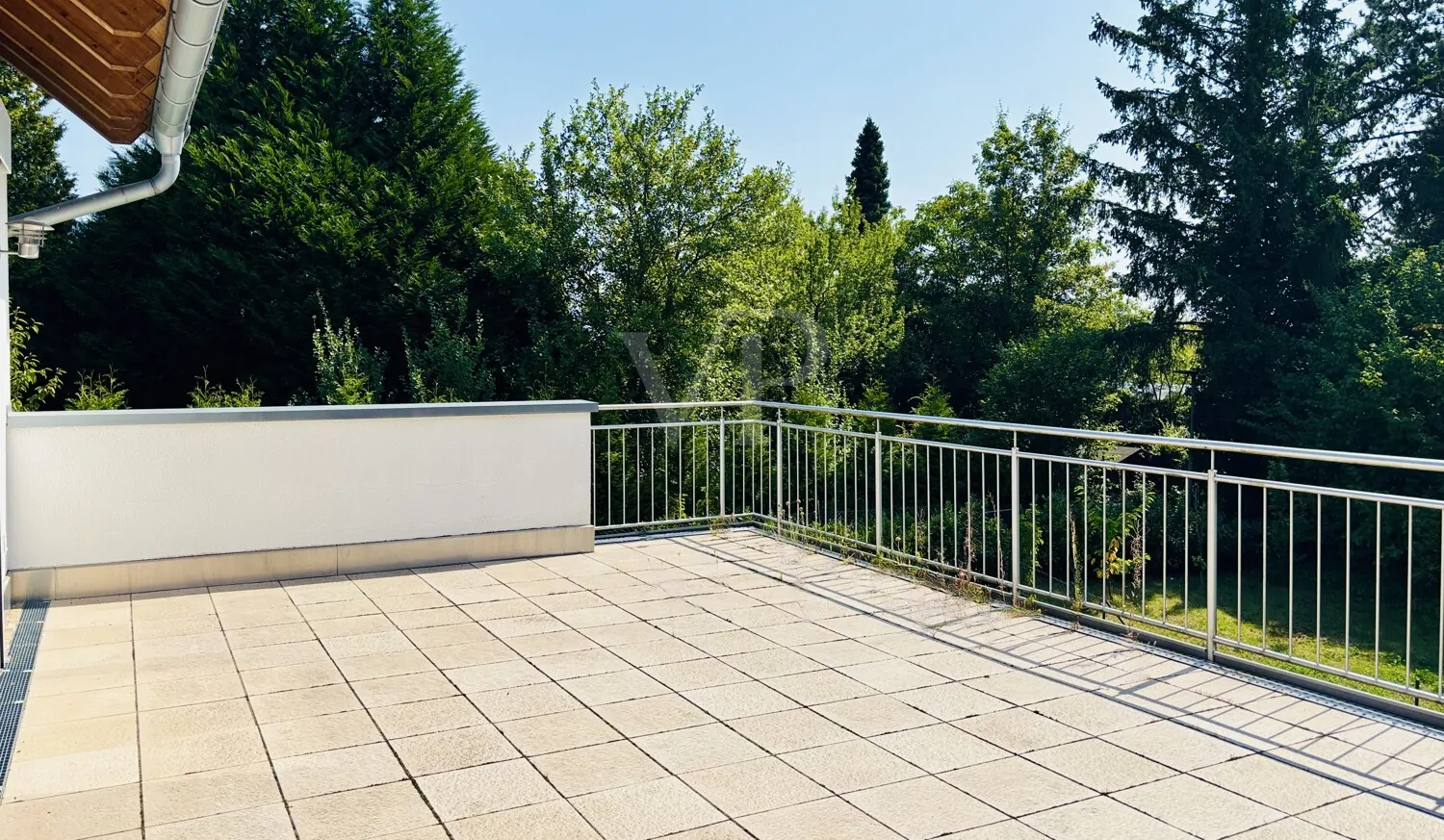 großer Balkon zum Garten