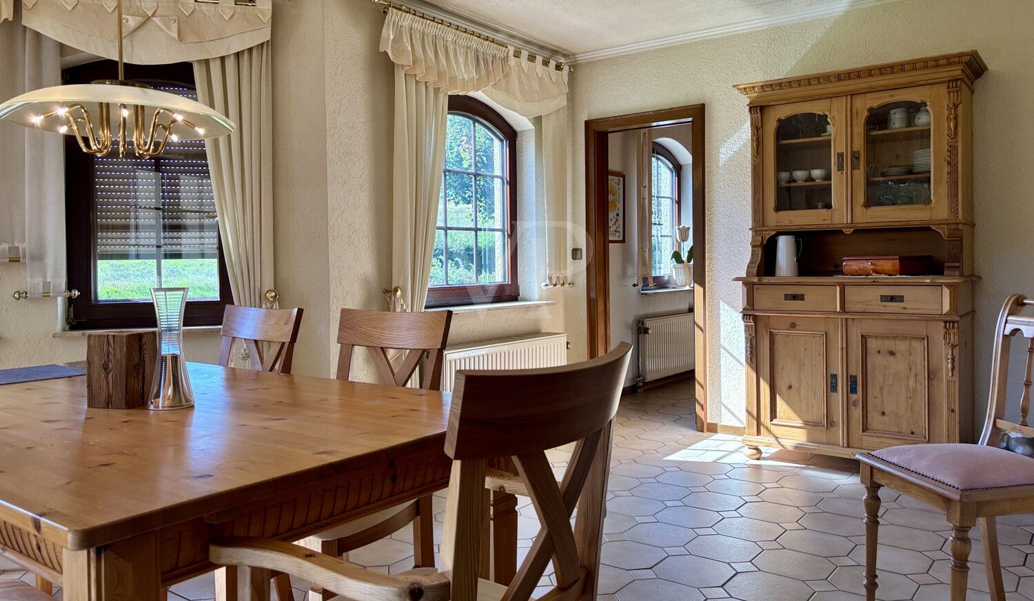 Blick vom Wohnbereich ins Esszimmer