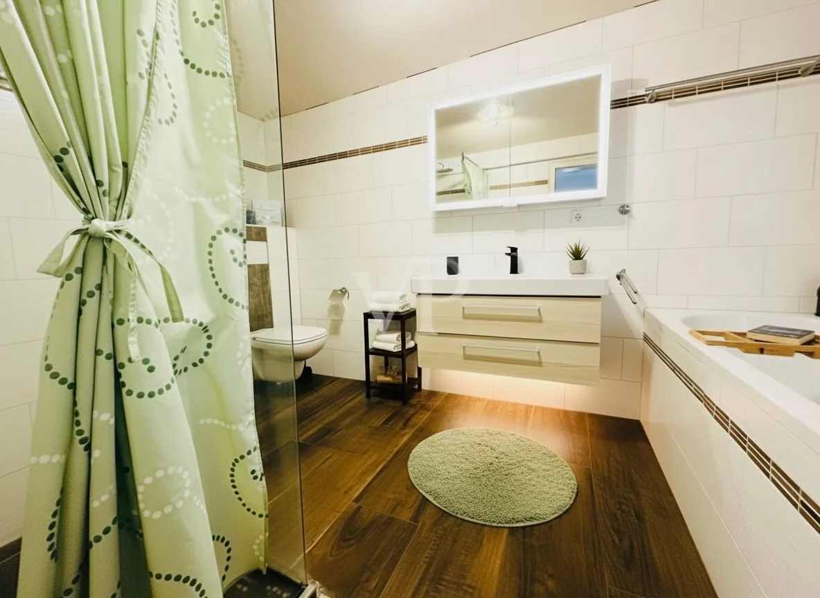 Bad mit Dusche und Badewanne