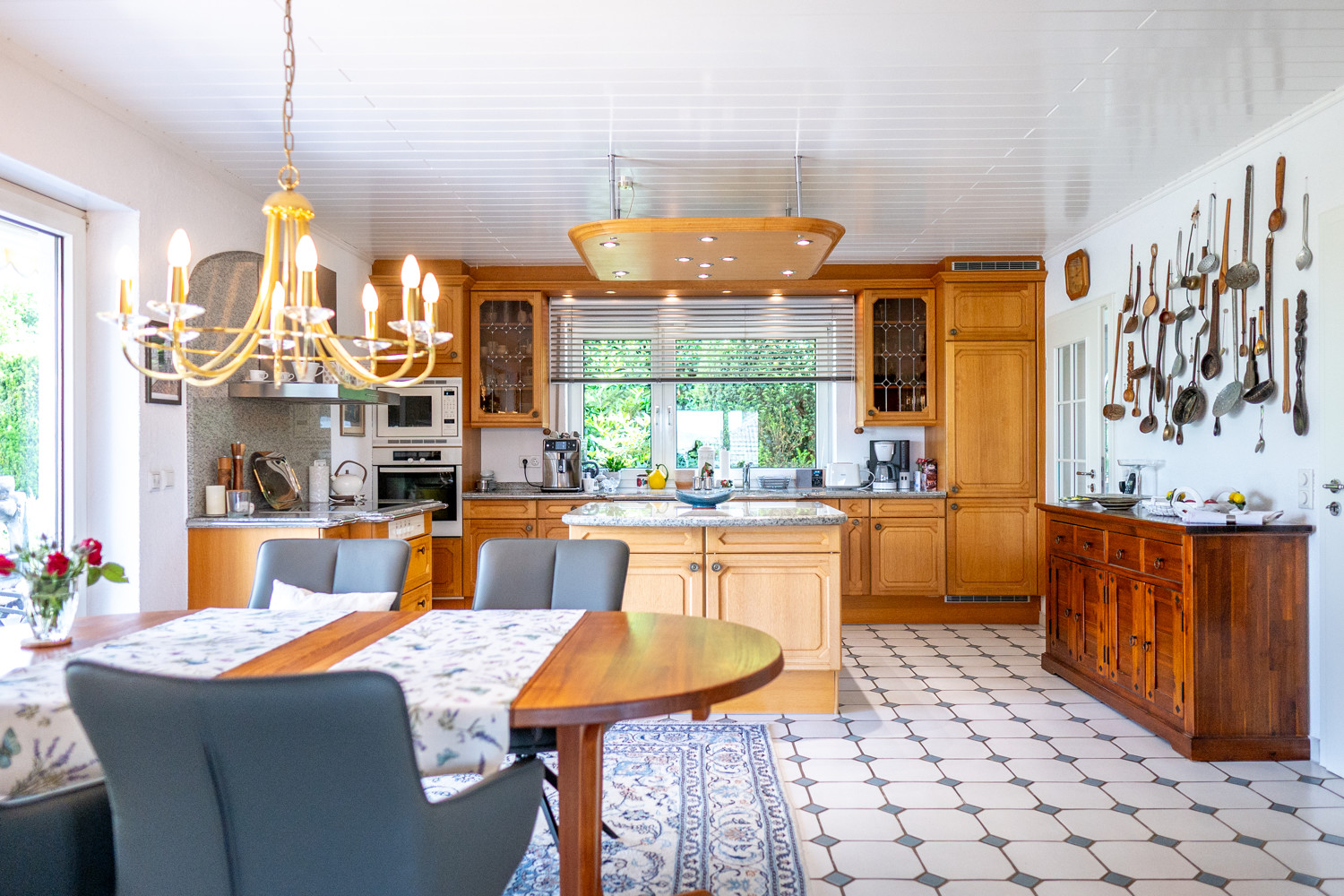 Wunderschönes Einfamilienhaus mit Einliegerwohnung und traumhaftem großen Garten - Hünfelden Dauborn