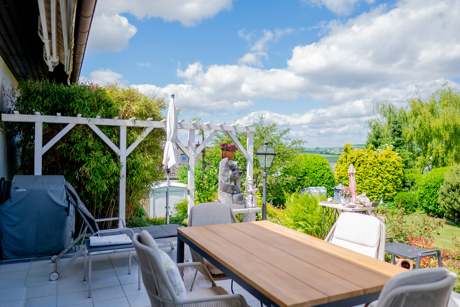 Wunderschönes Einfamilienhaus mit Einliegerwohnung und traumhaftem großen Garten - Hünfelden Dauborn