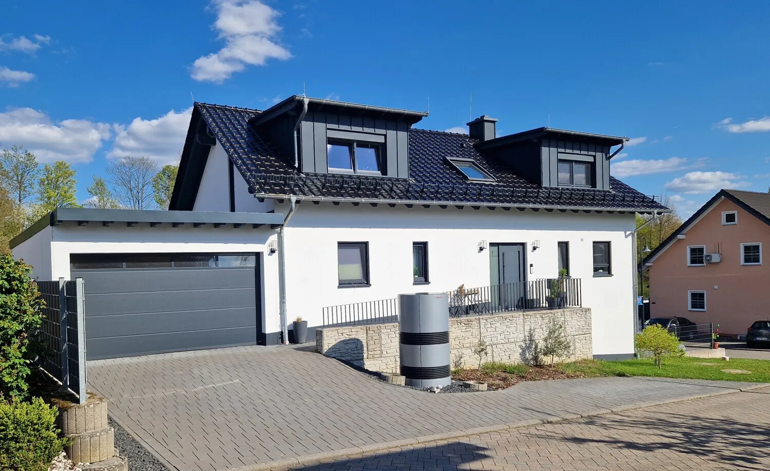 Limburgo. Moderna casa indipendente con appartamento indipendente, dotata di tutti i comfort.