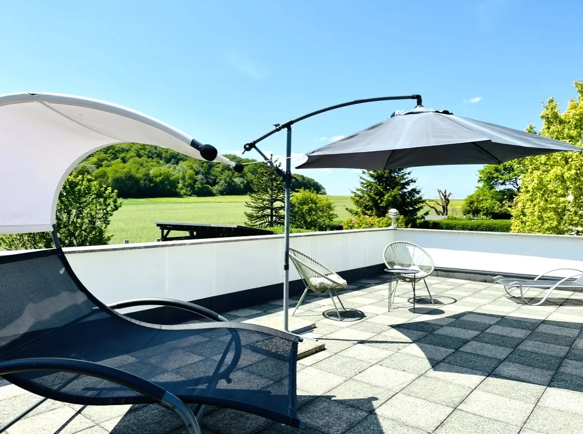 Waldbrunn. Repräsentatives Wohnen mit viel Platz für Familie und Arbeiten.