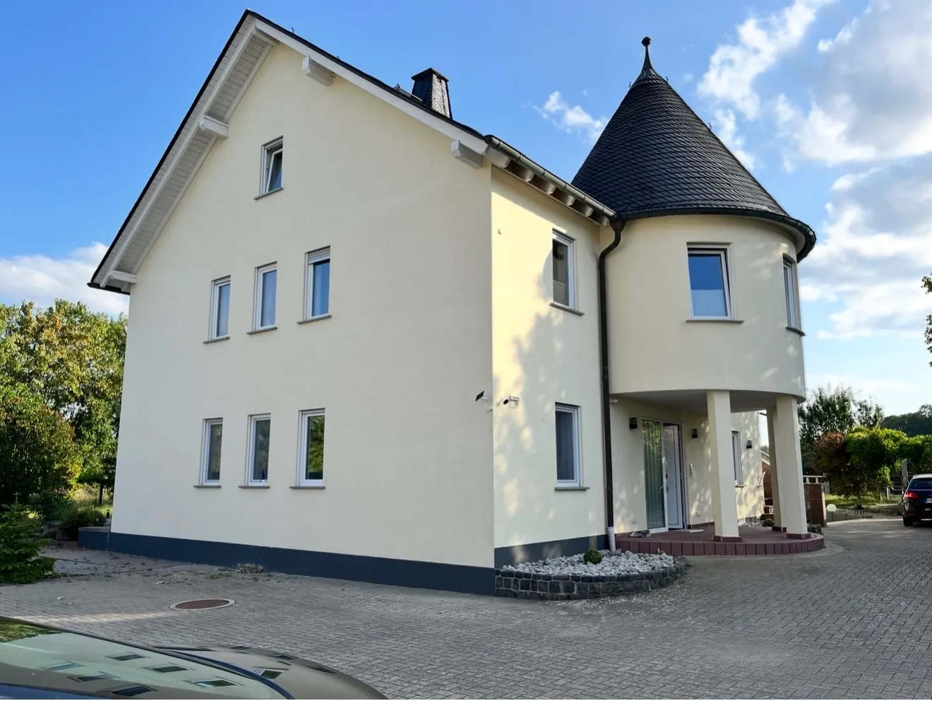 Waldbrunn. Repräsentatives Wohnen mit viel Platz für Familie und Arbeiten.