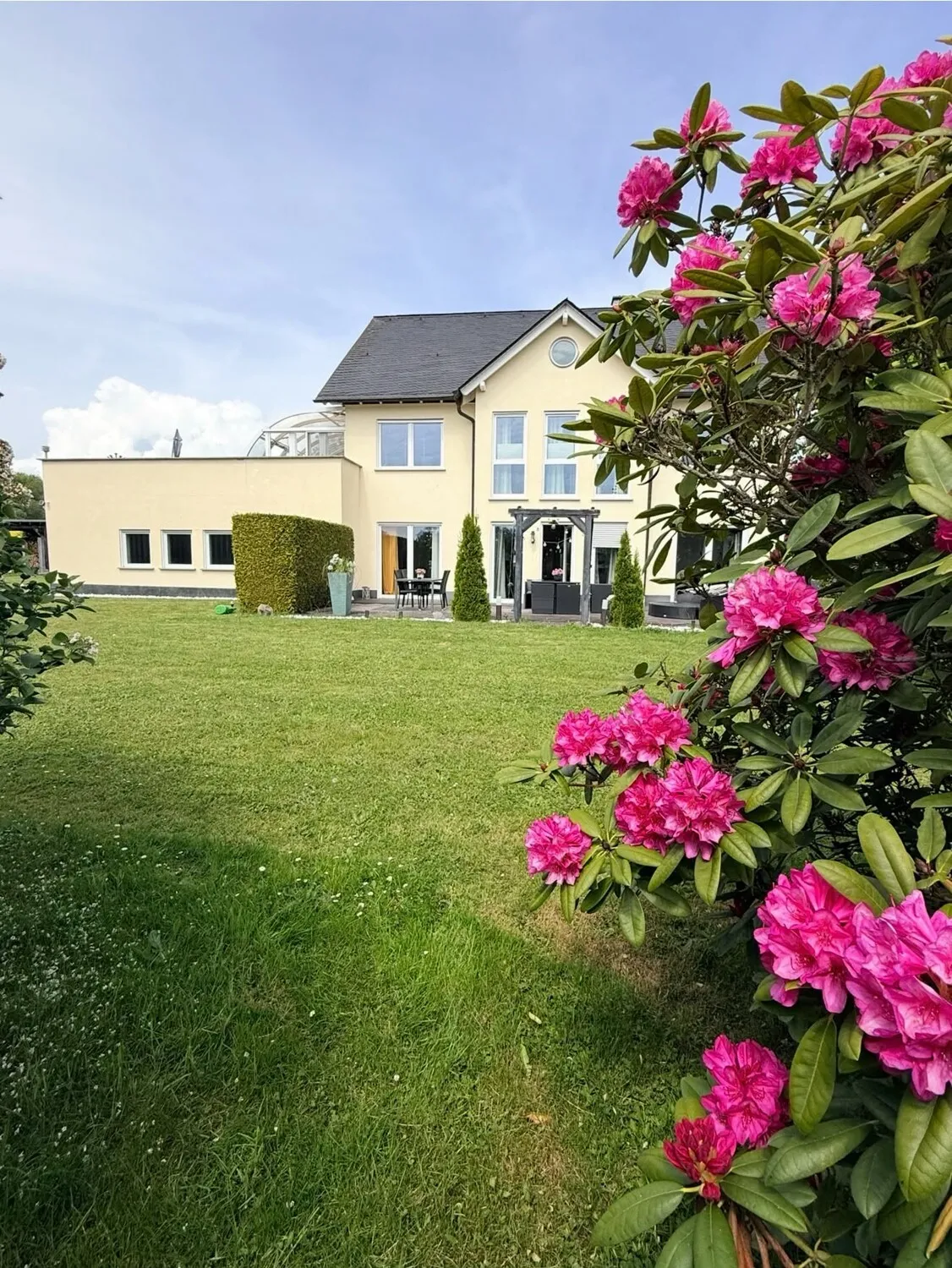 Waldbrunn. Repräsentatives Wohnen mit viel Platz für Familie und Arbeiten.