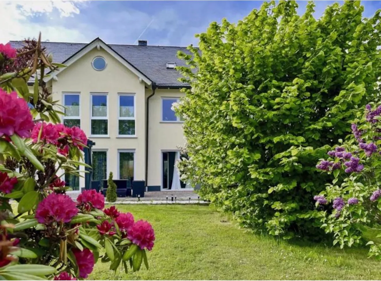 Waldbrunn. Repräsentatives Wohnen mit viel Platz für Familie und Arbeiten.