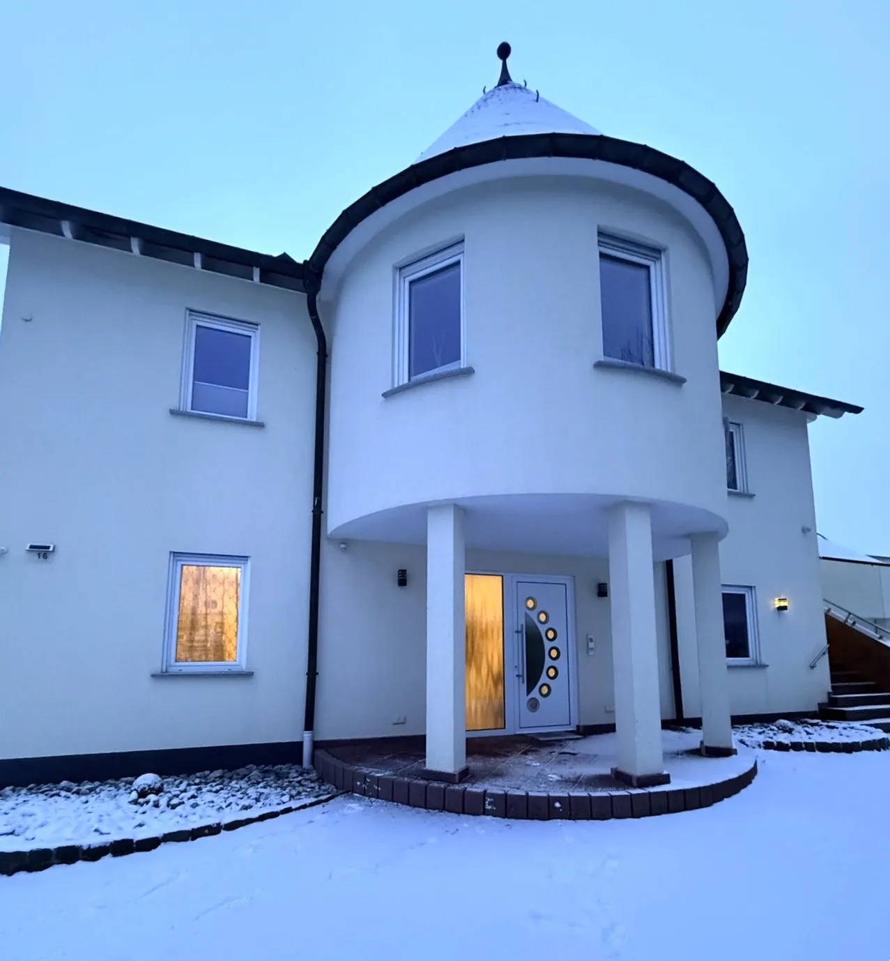 Waldbrunn. Repräsentatives Wohnen mit viel Platz für Familie und Arbeiten.