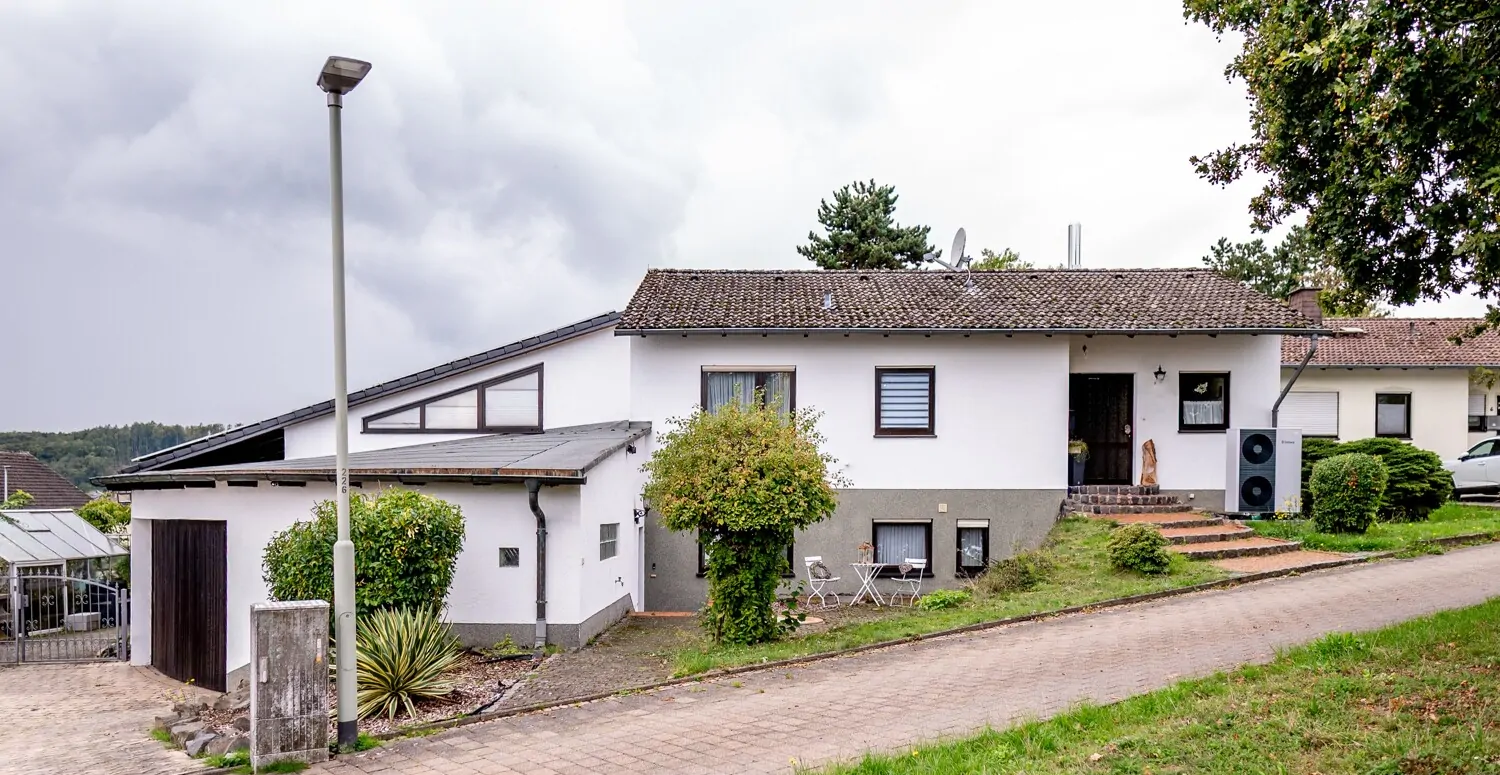 Großzügiges Einfamilienhaus mit Einliegerwohnung - Nähe Limburg - in Waldernbach.