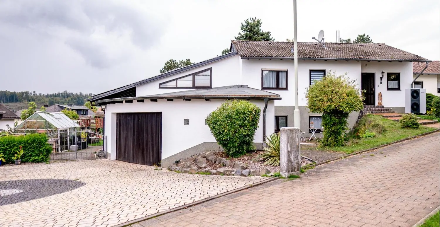 Großzügiges Einfamilienhaus mit Einliegerwohnung - Nähe Limburg - in Waldernbach.