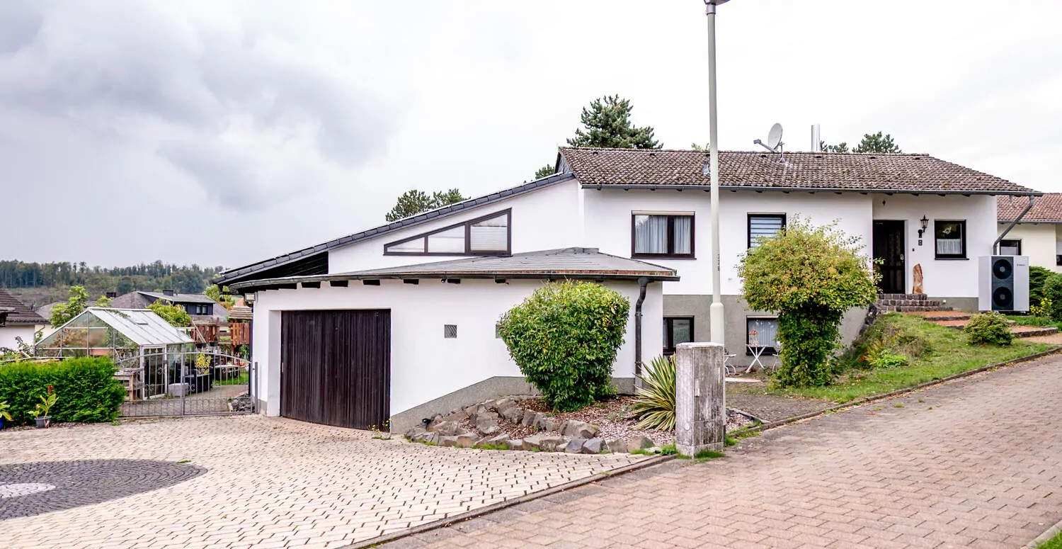Großzügiges Einfamilienhaus mit Einliegerwohnung - Nähe Limburg - in Waldernbach.