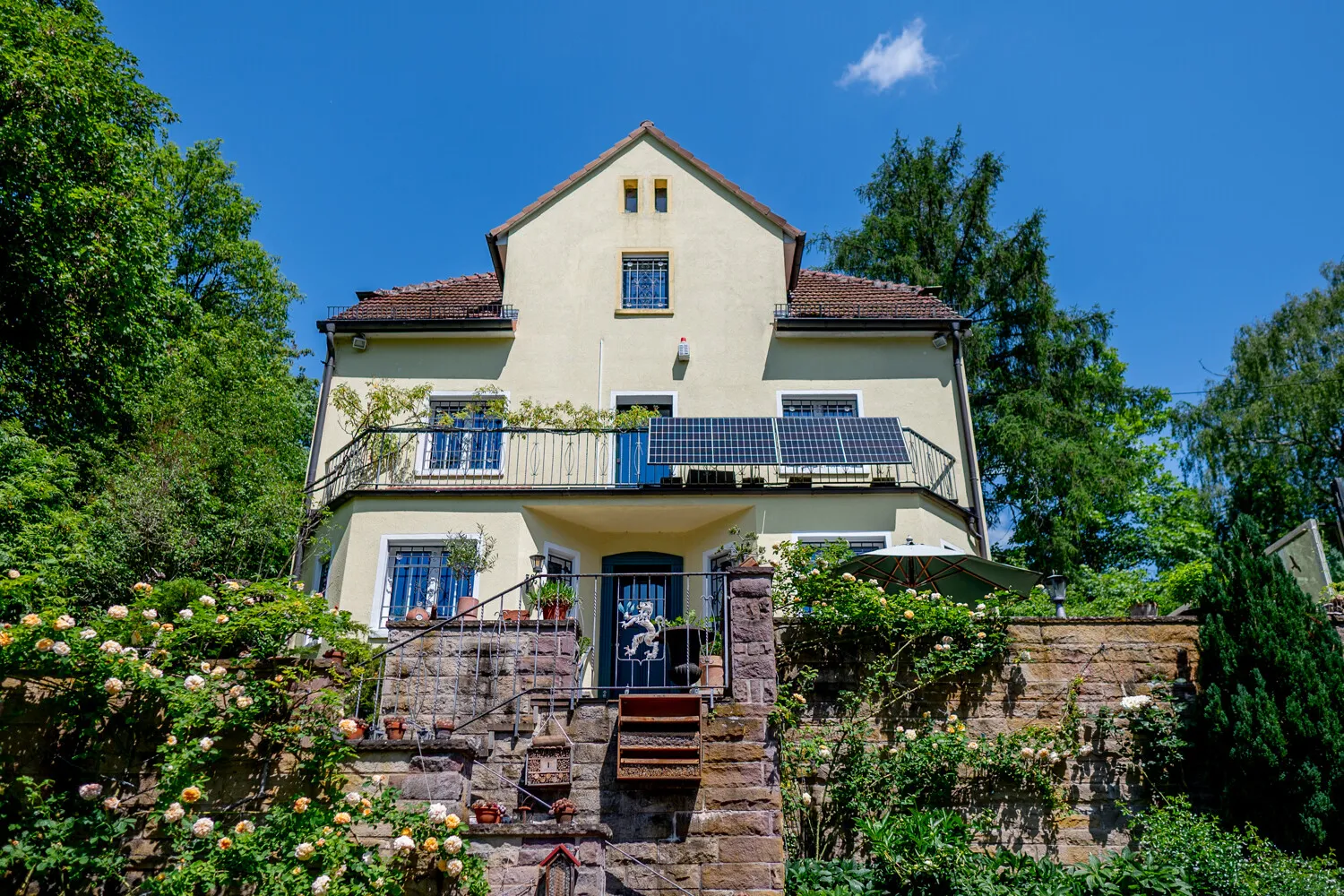 Das Dombachhaus. Einzigartiges Wohnerlebnis in Alleinlage, umarmt von traumhafter Parkanlage.