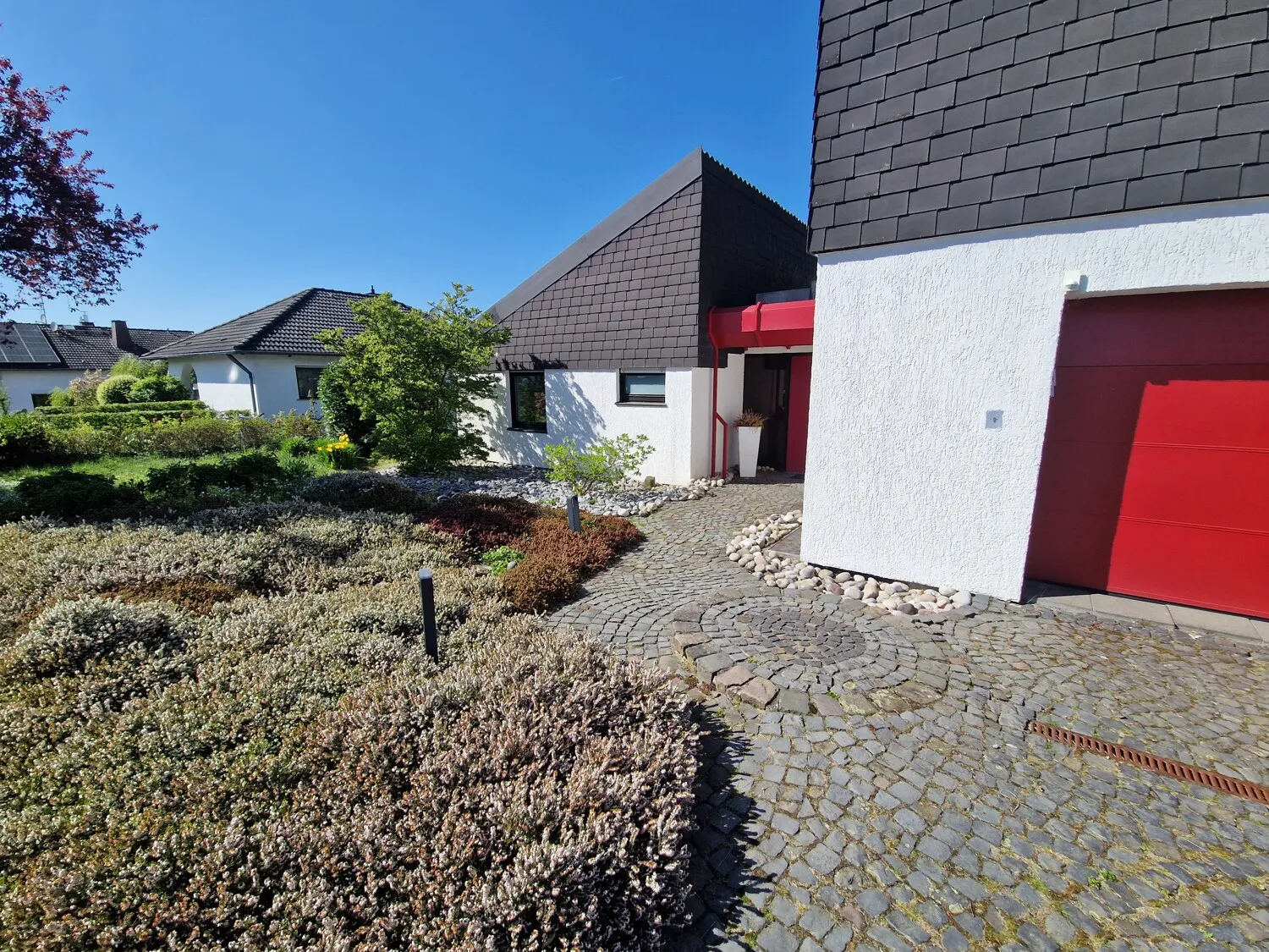 Individuelles EFH in Hadamar Nähe Limburg mit separatem Büro oder Einliegerwohnung.