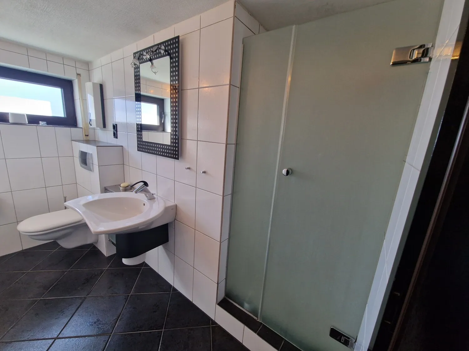 Individuelles EFH in Hadamar Nähe Limburg mit separatem Büro oder Einliegerwohnung.