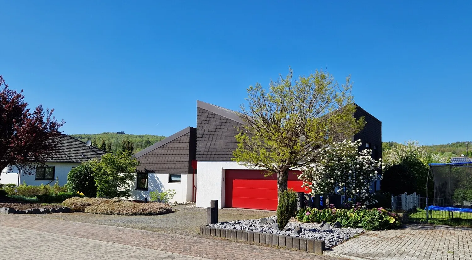 Individuelles EFH in Hadamar Nähe Limburg mit separatem Büro oder Einliegerwohnung.