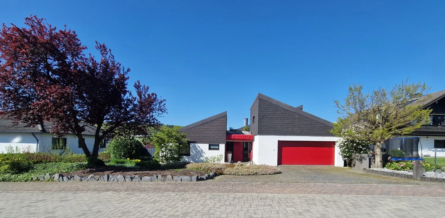 Individuelles EFH in Hadamar Nähe Limburg mit separatem Büro oder Einliegerwohnung.
