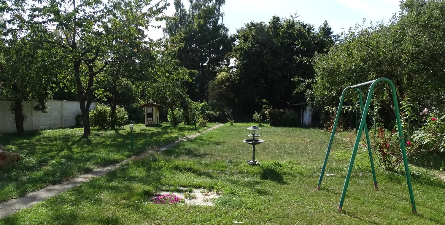 Spaziosa casa bifamiliare con un bellissimo giardino in una tranquilla zona residenziale.