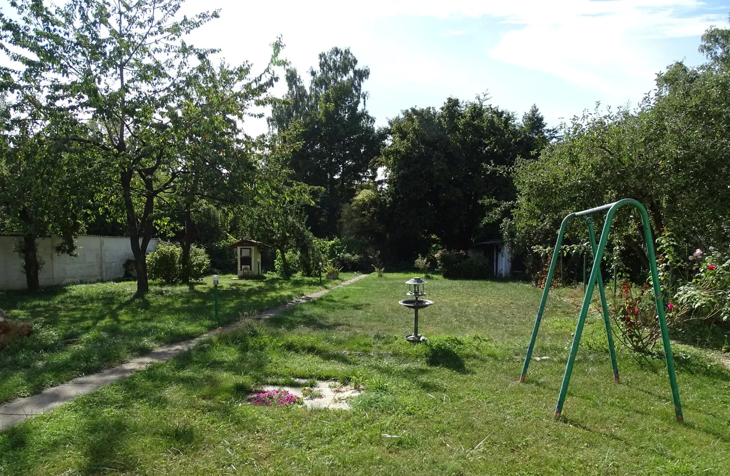 Tágas kétlakásos ház nagyon szép kerttel, csendes lakóövezetben.